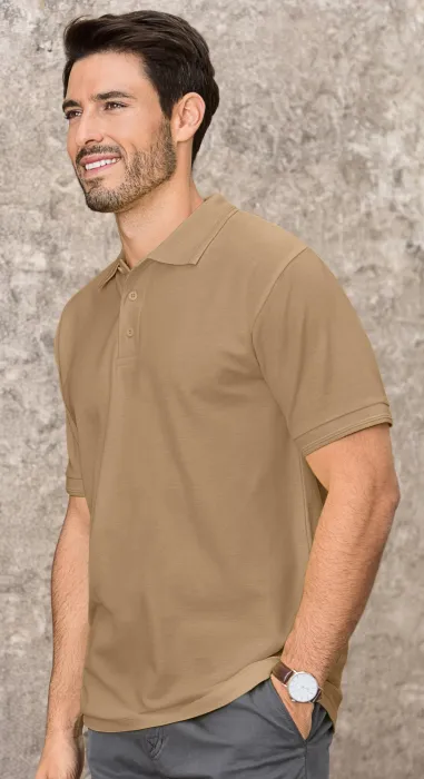 Loses Poloshirt der Männer, sandig