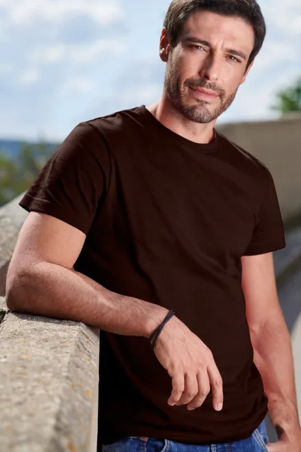 Das einfache T-Shirt der Männer, Kaffee